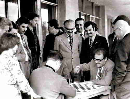 19.'XVIII Congress of Chess Composition in Tbilisi, 1975. At a chessboard sit G.Nadareishvili and J.Hannelius (president of WCCC) and I.Lyapunov. Stand from the left: Ms.Hannelius, J.Bueue, S.Sukhitashvili, C.Becker, L.Tserodze, V.Savchenko, R.Tavariani, D.Makhatadze, D.Gurgenidze, H.Fush