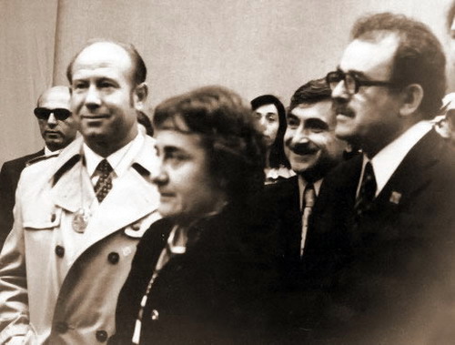 27.XVIII Congress of Chess Composition in Tbilisi, 1975. The cosmonaut V.Leonov (second from left), G.Nadareishvili (on the right) 