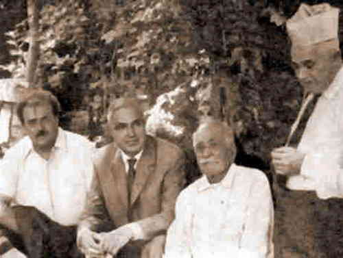 7.On a visit at the gardener M.Mamulashvili (second from the right). From the left: G.Nadareishvili, M.Euve and S.Flor