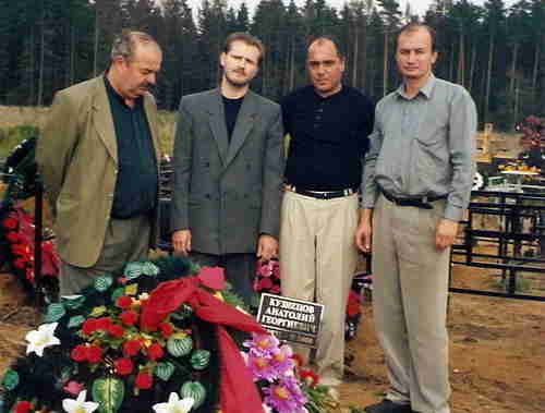 91.The cemetery of An. Kuznetsov (Moscow). From the left: D.Gurgenidze, S.Visokosov, K.Sumbatyan and O.Pervakov